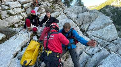 Turistler helikopterle kurtarıldı