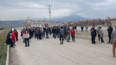 SAMANDAĞ’DA DEPREMZEDELER: “DAHA CENAZELERİMİZİ GÖMMEZKEN BİZİ DİRİ DİRİ GÖMMEYE ÇALIŞIYORLAR”