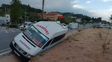 Alanya’da yolcu otobüsü kamyonetle çarpıştı