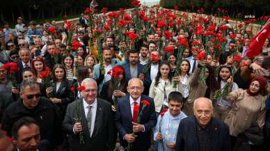 Kılıçdaroğlu, gençlerle birlikte ATA'nın huzuruna çıktı