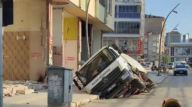 YOL ÇÖKTÜ TEMİZLİK ARACI ÇUKURA DÜŞTÜ