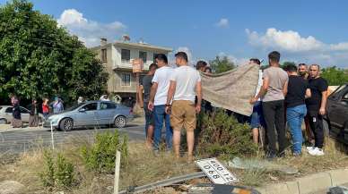 Yaralıları güneşten korumak için çevredeki vatandaşlar battaniye kullandılar