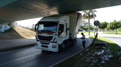 TIR sürücüsü alt geçitte sıkıştı