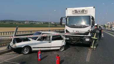  Kamyon, çarpıp sürüklediği otomobili bariyerlerle arasına sıkıştırdı: 5 yaralı   