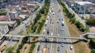 Hafriyat kamyonunun damperi üst geçide çarptı...Korku dolu anlar kameraya böyle yansıdı