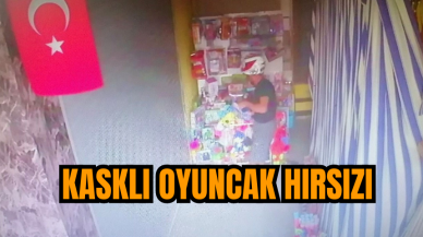 Kasklı oyuncak hırsızı kameraya yakalandı