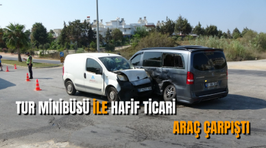 Tur minibüsü ile hafif ticari araç çarpıştı  