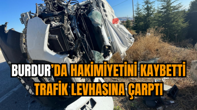 Burdur’da hakimiyetini kaybetti trafik levhasına çarptı