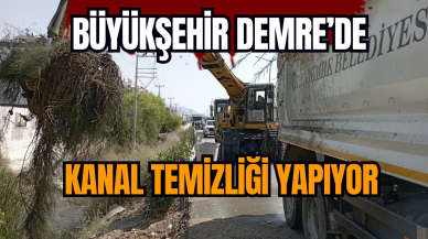 Büyükşehir, Demre’de kanal temizliği yapıyor