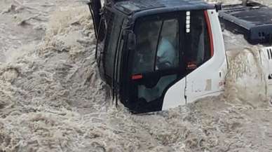 Selde mahsur kalan kepçe operatörü kurtarıldı