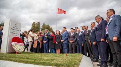 CHP Genel Başkanlığına Seçilen Özgür Özel Bülent Ecevit’in Kabrini Ziyaret Etti