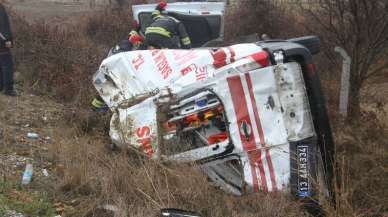 Çifte kaza! Devrilen ambulansa yardıma koşarken kaza yaptılar