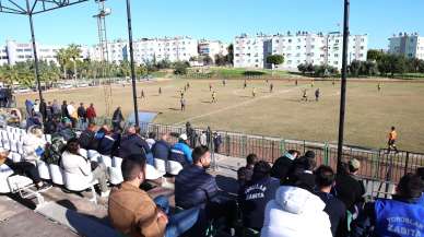 Mersin'de düzenlenen 15. "Kurtuluş Kupası Geleneksel Kurumlar Arası Futbol Turnuvası" eleme maçlarıyla devam ediyor