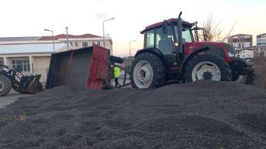 Ayçiçeği yüklü römork devrilince ortalık hasat alanına döndü