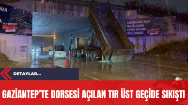 Gaziantep’te Dorsesi Açılan Tır Üst Geçide Sıkıştı