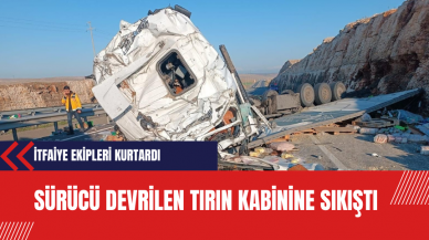 Sürücü devrilen tırın kabinine sıkıştı