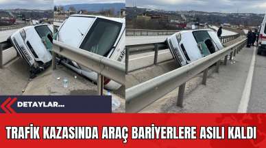 Trafik Kazasında Araç Bariyerlere Asılı Kaldı