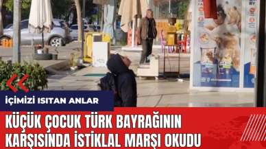 Küçük çocuk Türk bayrağının karşısında İstiklal Marşı okudu