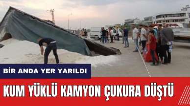 Adana'da bir anda yer yarıldı! Kum yüklü kamyon çukura düştü