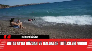 Antalya’da Rüzgar ve Dalgalar Tatilcileri Vurdu! Eğlence Kaçınılmaz Oldu