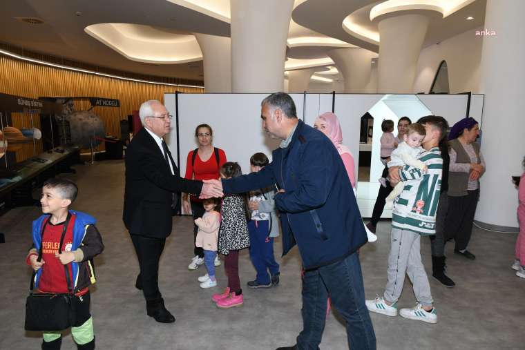 Karabağlar Belediyesi Nasreddin Hoca Çocuk Kültür Bilim Merkezi, deprem bölgelerinden gelerek İzmir'e yerleşen ailelerin 4