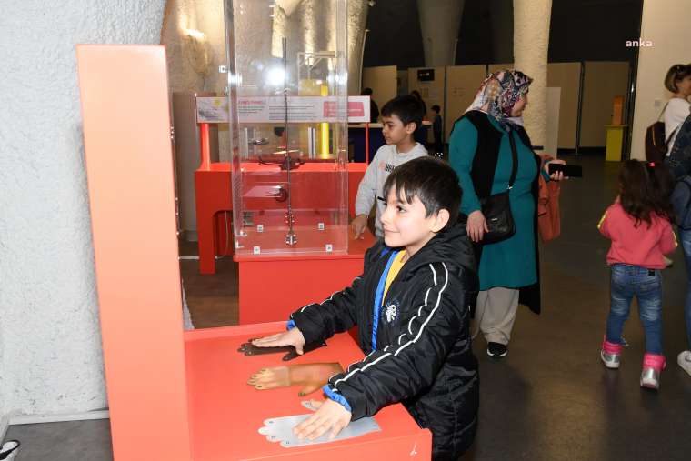 Karabağlar Belediyesi Nasreddin Hoca Çocuk Kültür Bilim Merkezi, deprem bölgelerinden gelerek İzmir'e yerleşen ailelerin 3