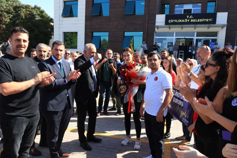 Şampiyon Buse Tosun Çavuşoğlu'na coşkulu karşılama 1