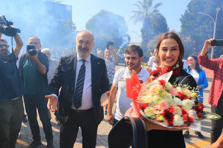 Şampiyon Buse Tosun Çavuşoğlu'na coşkulu karşılama 4