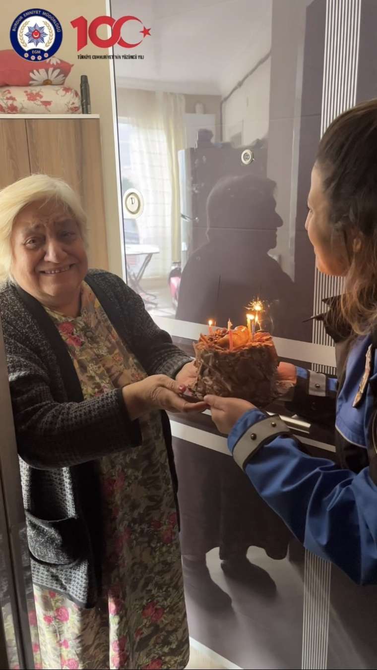 Türk bayrağı gönlünde polisler kalbinde! Mutluluk dolu anlar 9