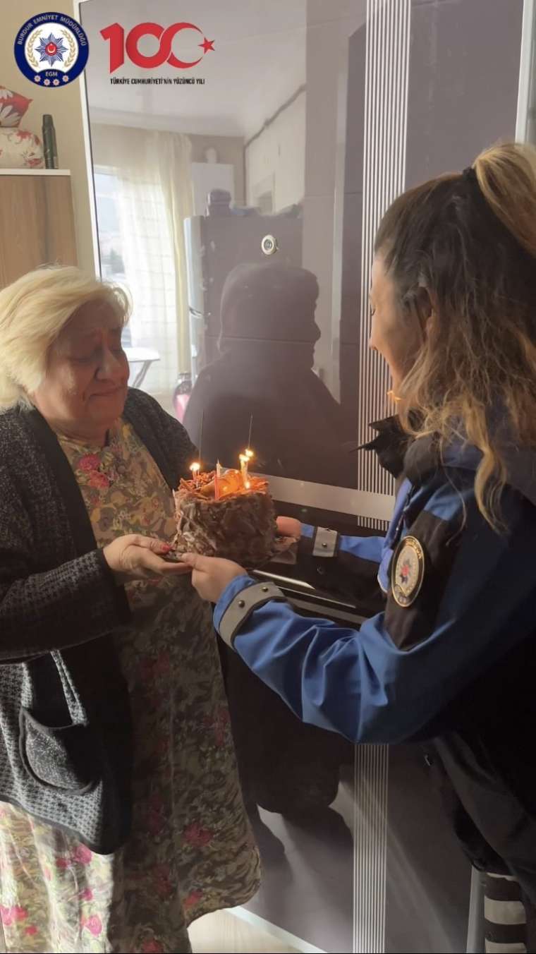 Türk bayrağı gönlünde polisler kalbinde! Mutluluk dolu anlar 7