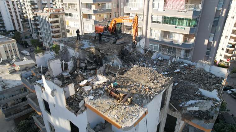 Deprem sonrası ağır hasar gören apartmandan tepsi çıktı 1