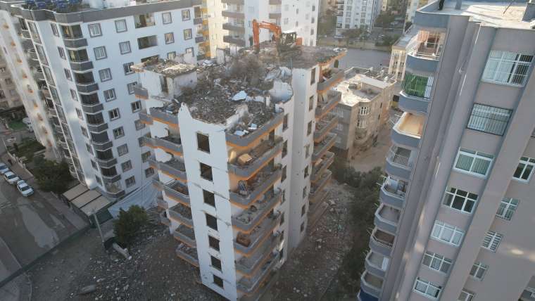 Deprem sonrası ağır hasar gören apartmandan tepsi çıktı 3