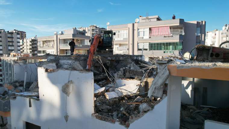 Deprem sonrası ağır hasar gören apartmandan tepsi çıktı 7