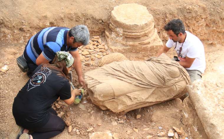 Anemurium antik kentinde 1800 yıllık kadın heykeli bulundu 9