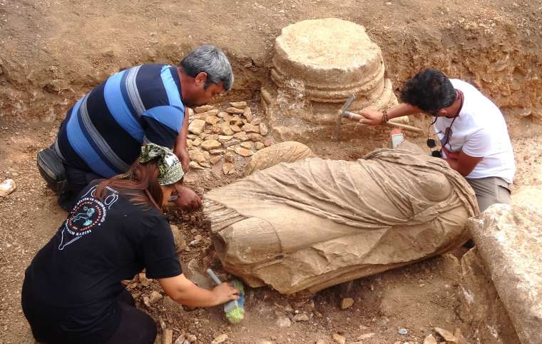 Anemurium antik kentinde 1800 yıllık kadın heykeli bulundu 4