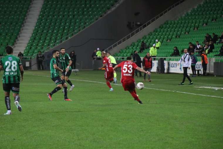 Sakaryaspor Erzurumspor'la berabere kaldı 7