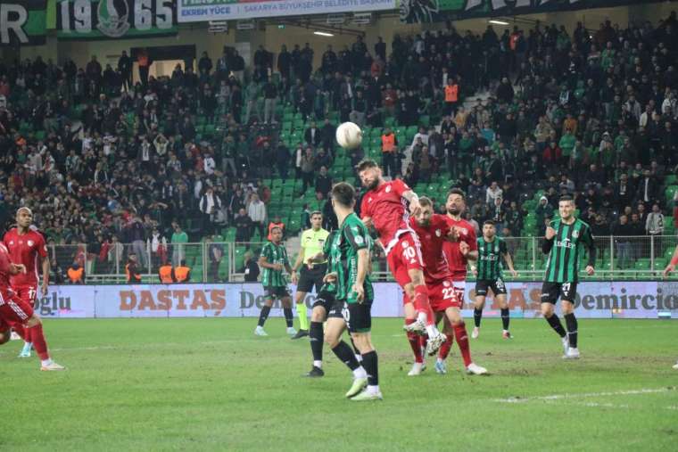 Sakaryaspor Erzurumspor'la berabere kaldı 3