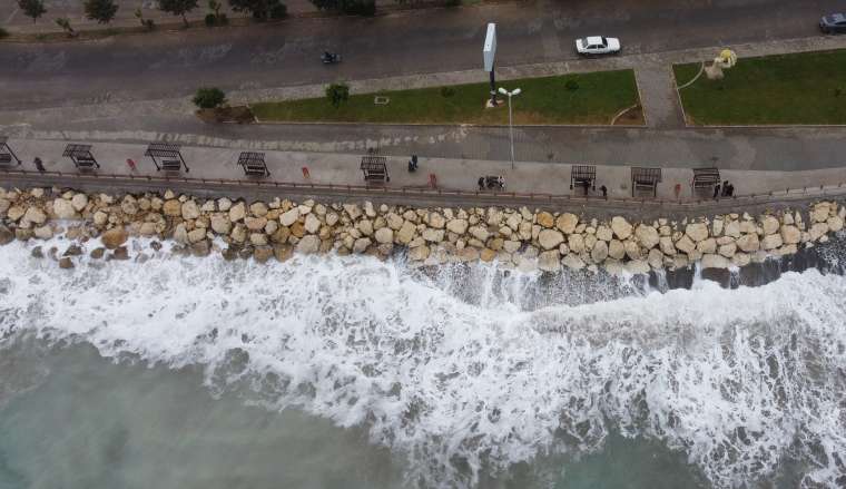 Mersin'de fırtına sonrası dev dalgalar görüldü 8