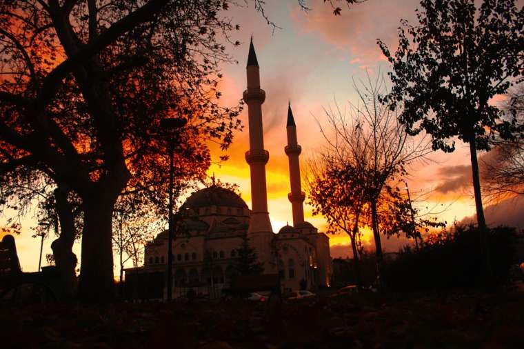 Kahramanmaraş'ın Afşin ilçesi Ashab-ı Kehf Külliye Camii ile gün batımında büyüledi 3