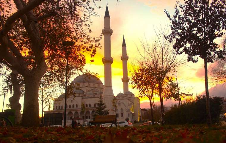 Kahramanmaraş'ın Afşin ilçesi Ashab-ı Kehf Külliye Camii ile gün batımında büyüledi 2