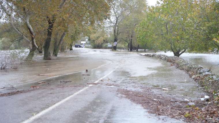 Balıkesir felaketi yaşadı dereler taştı yollar sular altında kaldı 13