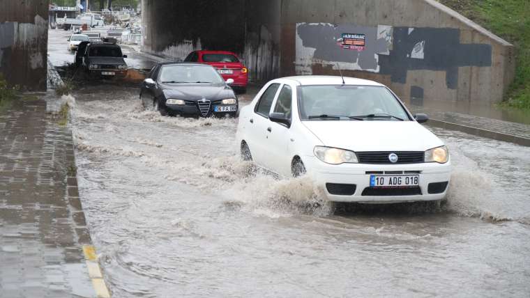 Balıkesir felaketi yaşadı dereler taştı yollar sular altında kaldı 12