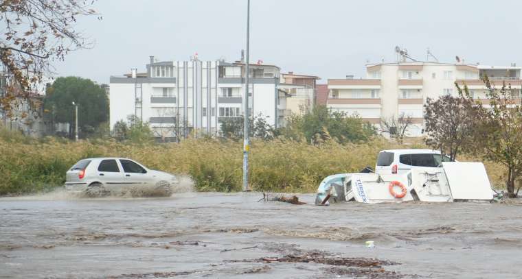 Balıkesir felaketi yaşadı dereler taştı yollar sular altında kaldı 6