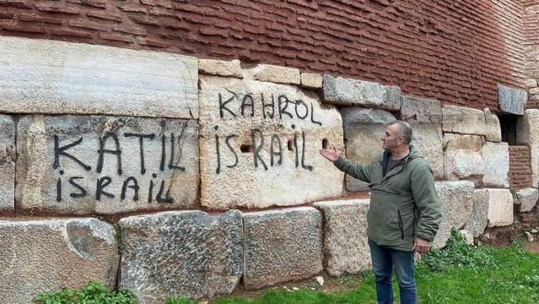 2 bin yıllık surlara İsrail'in zulmünü yazarak protesto ettiler! 6