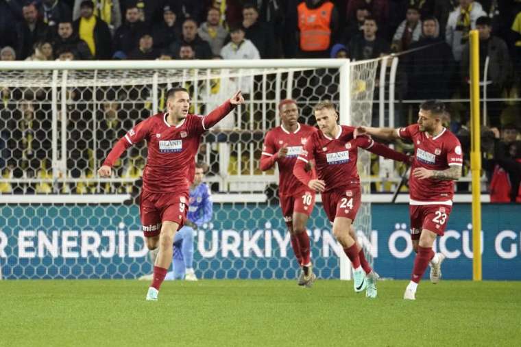 Fenerbahçe Sivasspor'u farklı mağlup etti 3