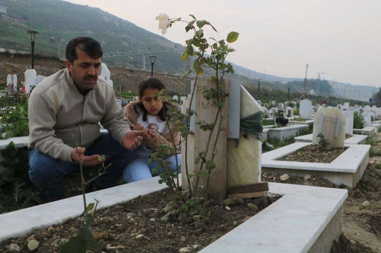 Deprem şehitliğinde en acı yılbaşı! Çocuklarının ve eşinin mezarını ziyaret etti 4