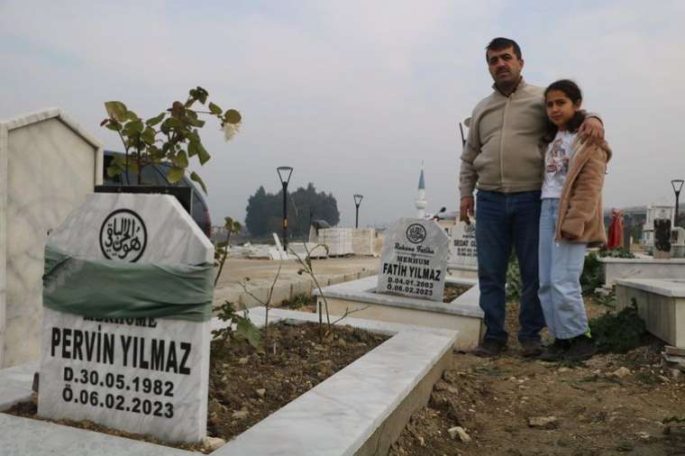 Deprem şehitliğinde en acı yılbaşı! Çocuklarının ve eşinin mezarını ziyaret etti 5