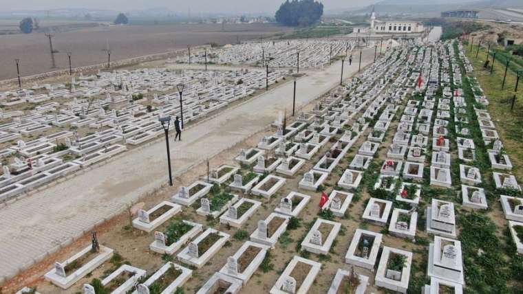 Deprem şehitliğinde en acı yılbaşı! Çocuklarının ve eşinin mezarını ziyaret etti 1