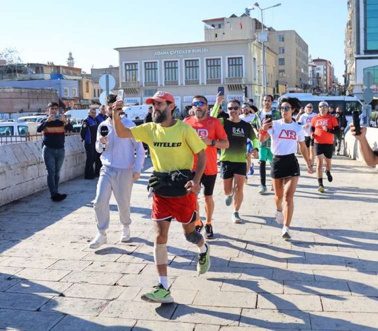 Depremzedeler için 3 bin 600 kilometre koştu, Adana'da kebapla karşılandı 1