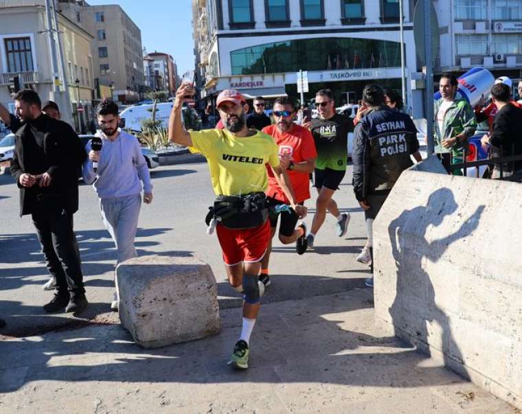 Depremzedeler için 3 bin 600 kilometre koştu, Adana'da kebapla karşılandı 2